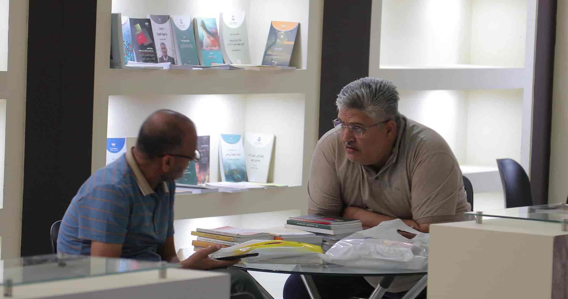 گفتگوی مردان میانسال در نمایشگاه کتاب